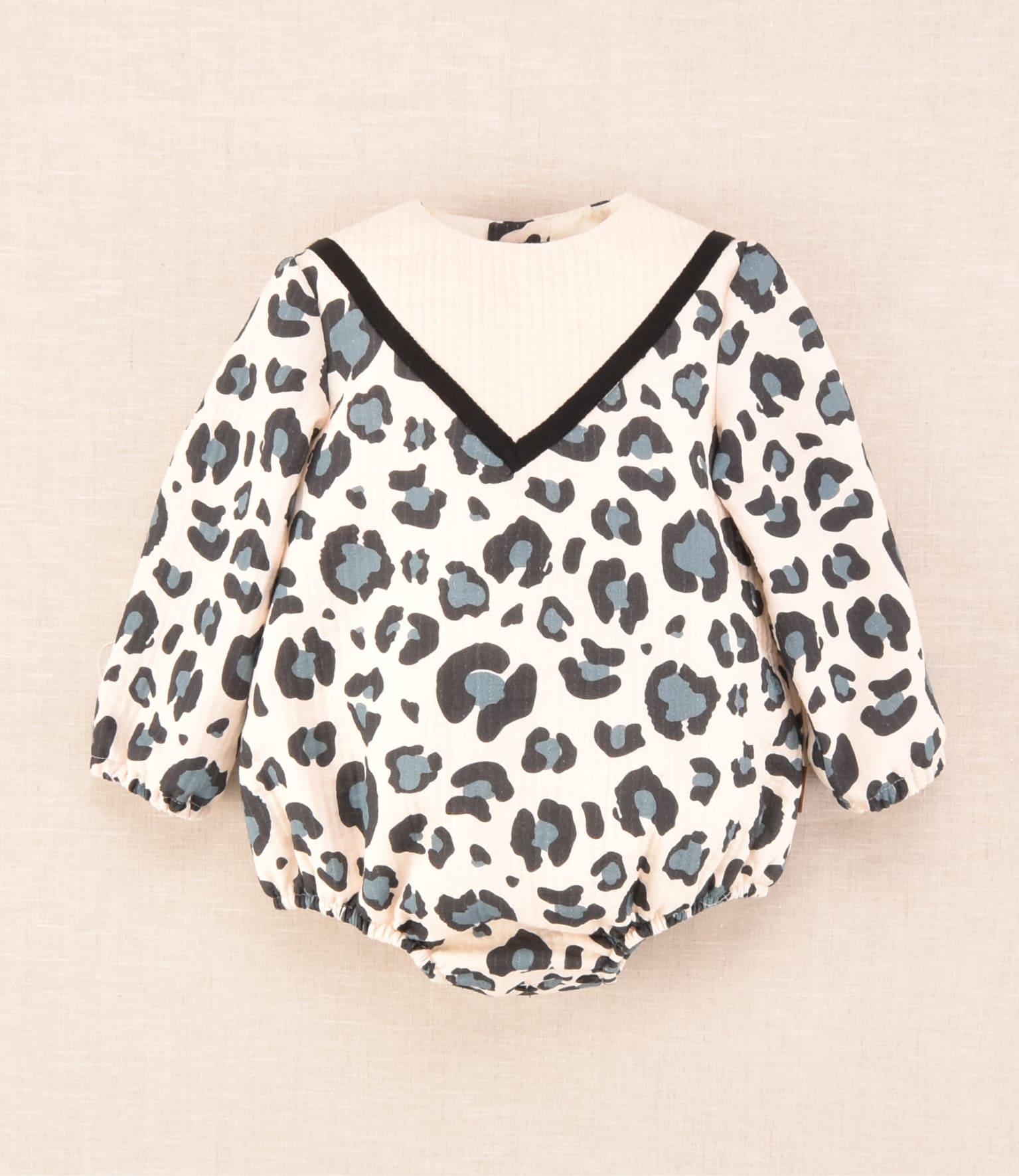 Pelele de bebé manga larga con estampado leopardo en tonos azulados, colección Cocote x Charanga