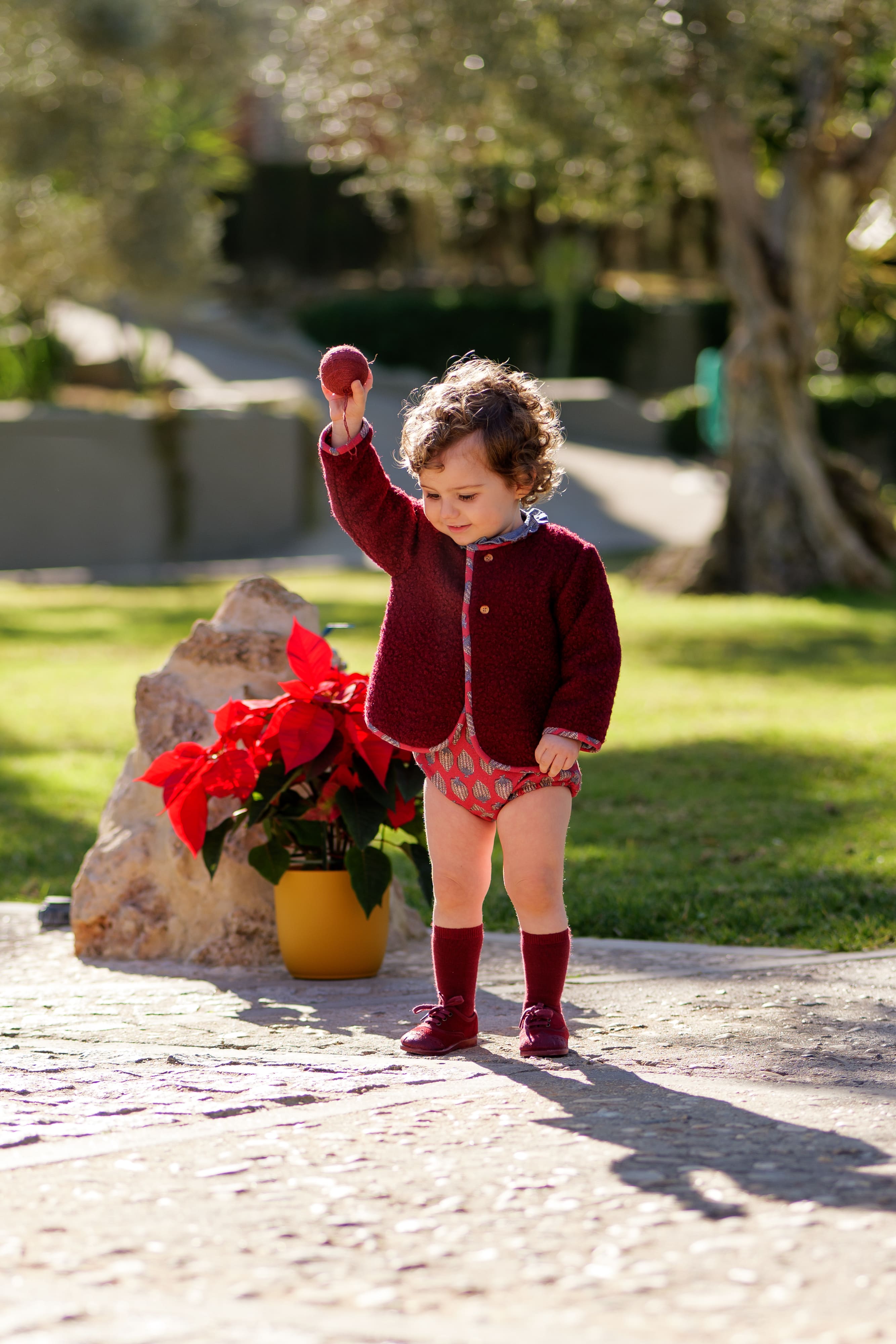 Chaqueta de bebé en tejido borreguito color burdeos con vivos estampados | Colección Cocote x Charanga