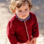 Chaqueta de bebé en tejido borreguito color burdeos con vivos estampados | Colección Cocote x Charanga