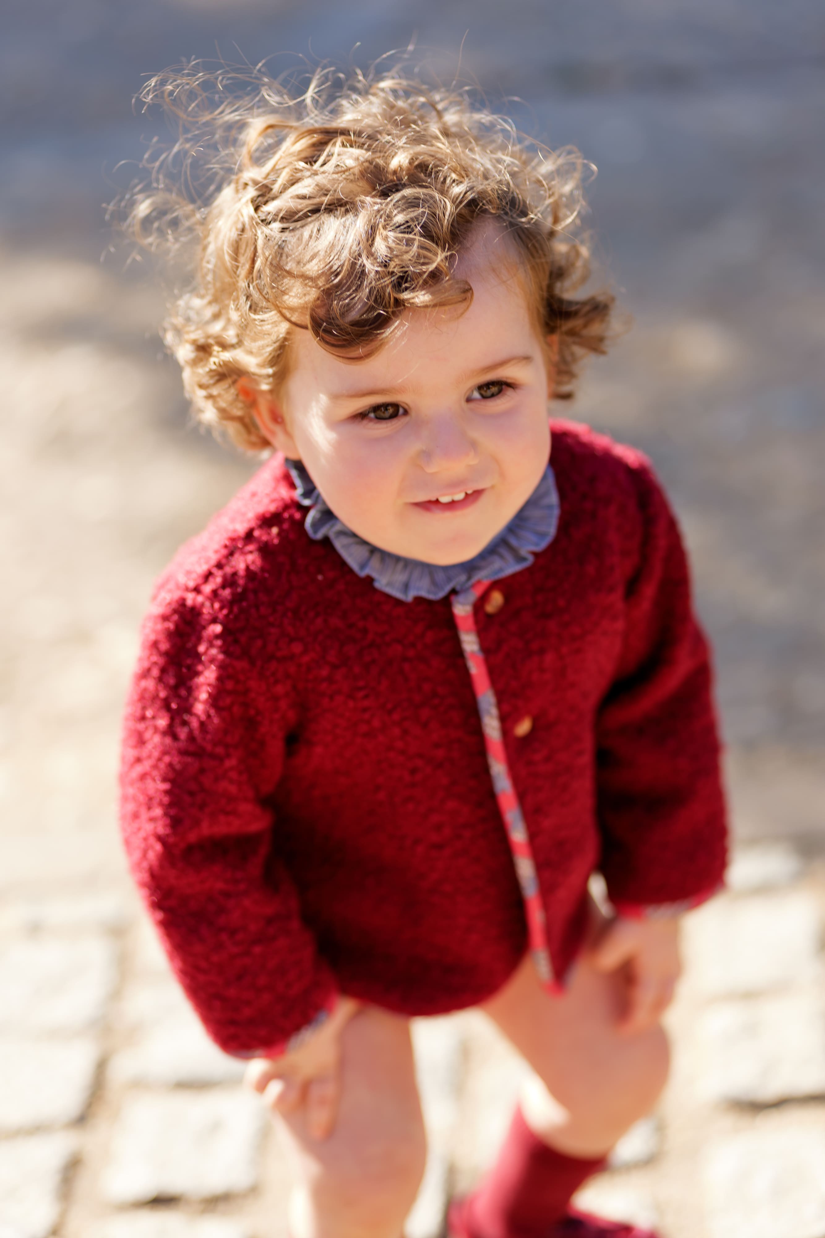 Chaqueta de bebé en tejido borreguito color burdeos con vivos estampados | Colección Cocote x Charanga