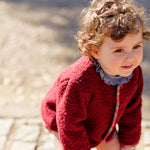Chaqueta de bebé en tejido borreguito color burdeos con vivos estampados | Colección Cocote x Charanga