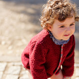 Chaqueta de bebé en tejido borreguito color burdeos con vivos estampados | Colección Cocote x Charanga