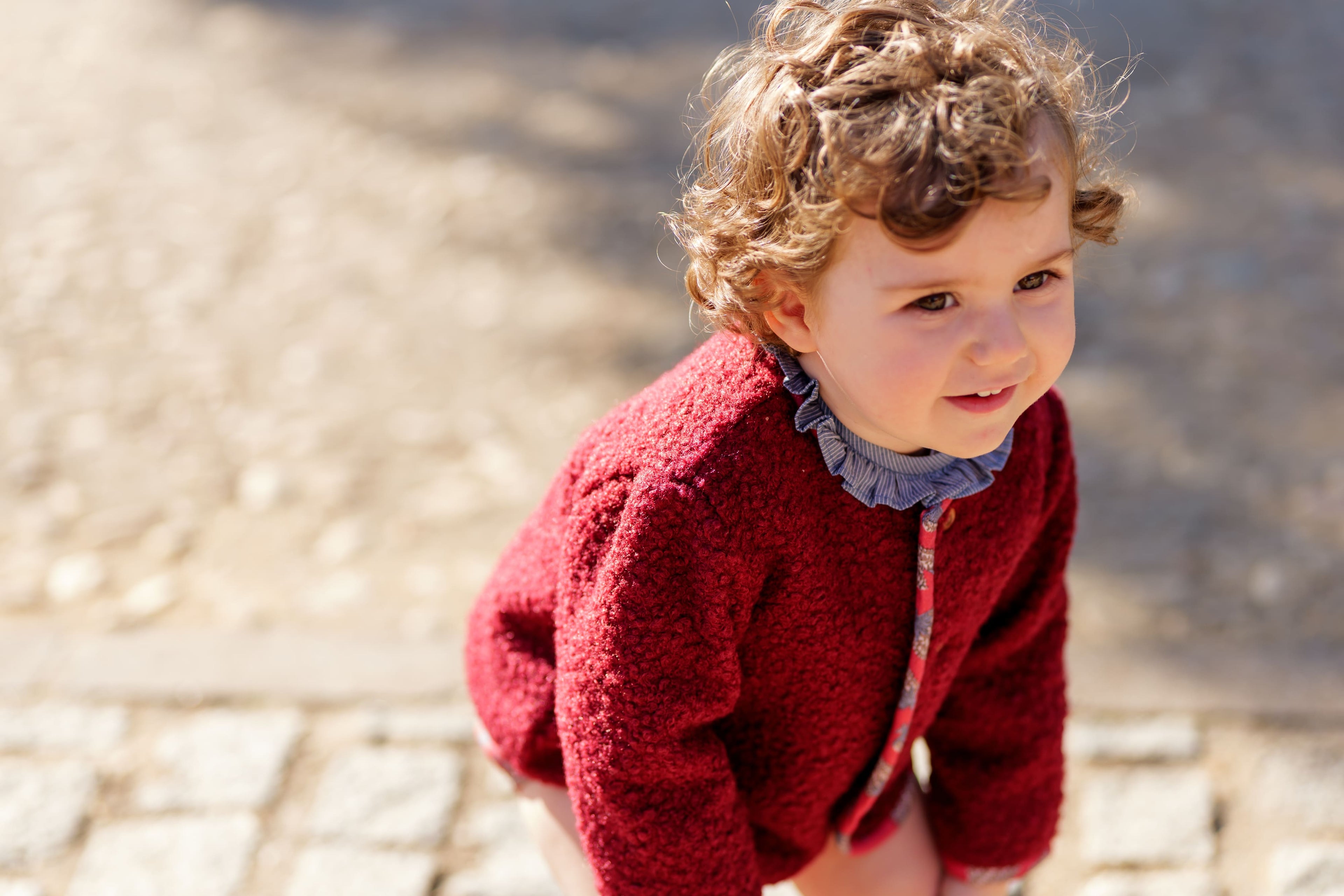 Chaqueta de bebé en tejido borreguito color burdeos con vivos estampados | Colección Cocote x Charanga