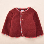 Chaqueta de bebé en tejido borreguito color burdeos con vivos estampados | Colección Cocote x Charanga