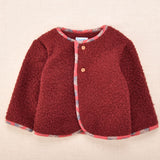 Chaqueta de bebé en tejido borreguito color burdeos con vivos estampados | Colección Cocote x Charanga