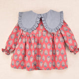 Vestido de bebé burdeo estampado con cuello volante | Colección Cocote x Charanga