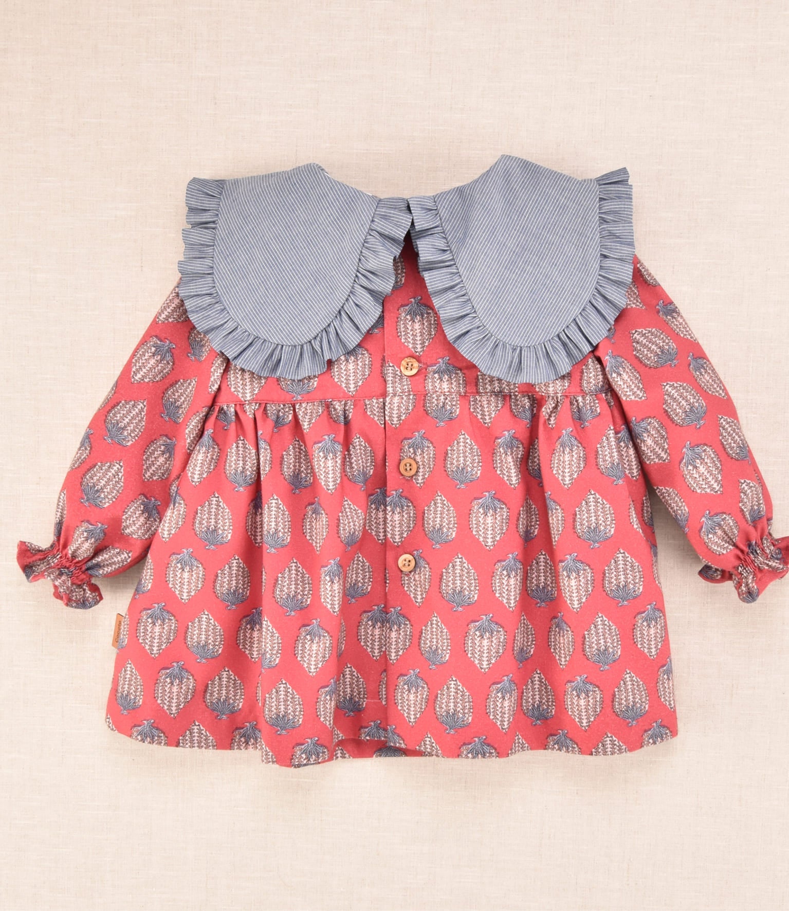 Vestido de bebé burdeo estampado con cuello volante | Cocote x Charanga