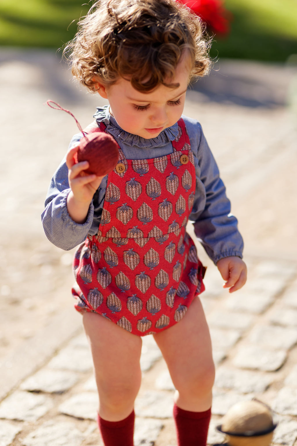 Ranita bebé estampada burdeos con tirantes cruzados