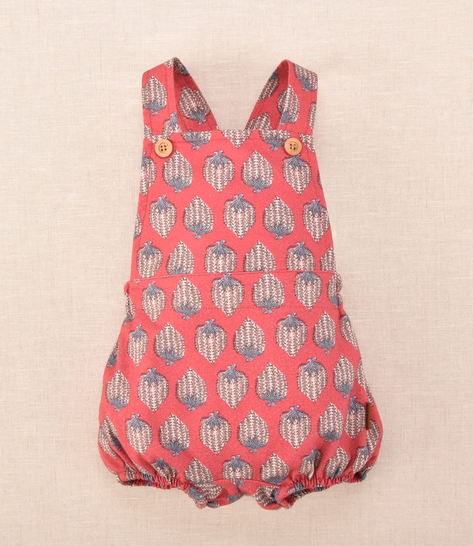 ranita de bebé burdeo estampada con tirantes cruzados de la colección Cocote x Charang