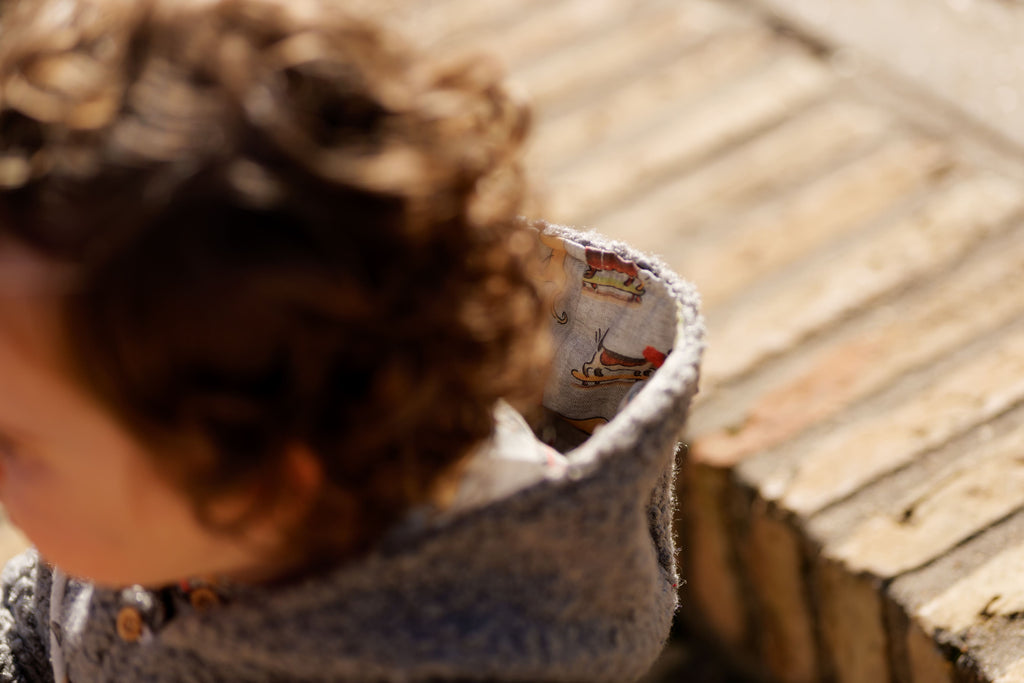 Chaqueta de bebé borreguito gris con capucha | Cocote x Charanga