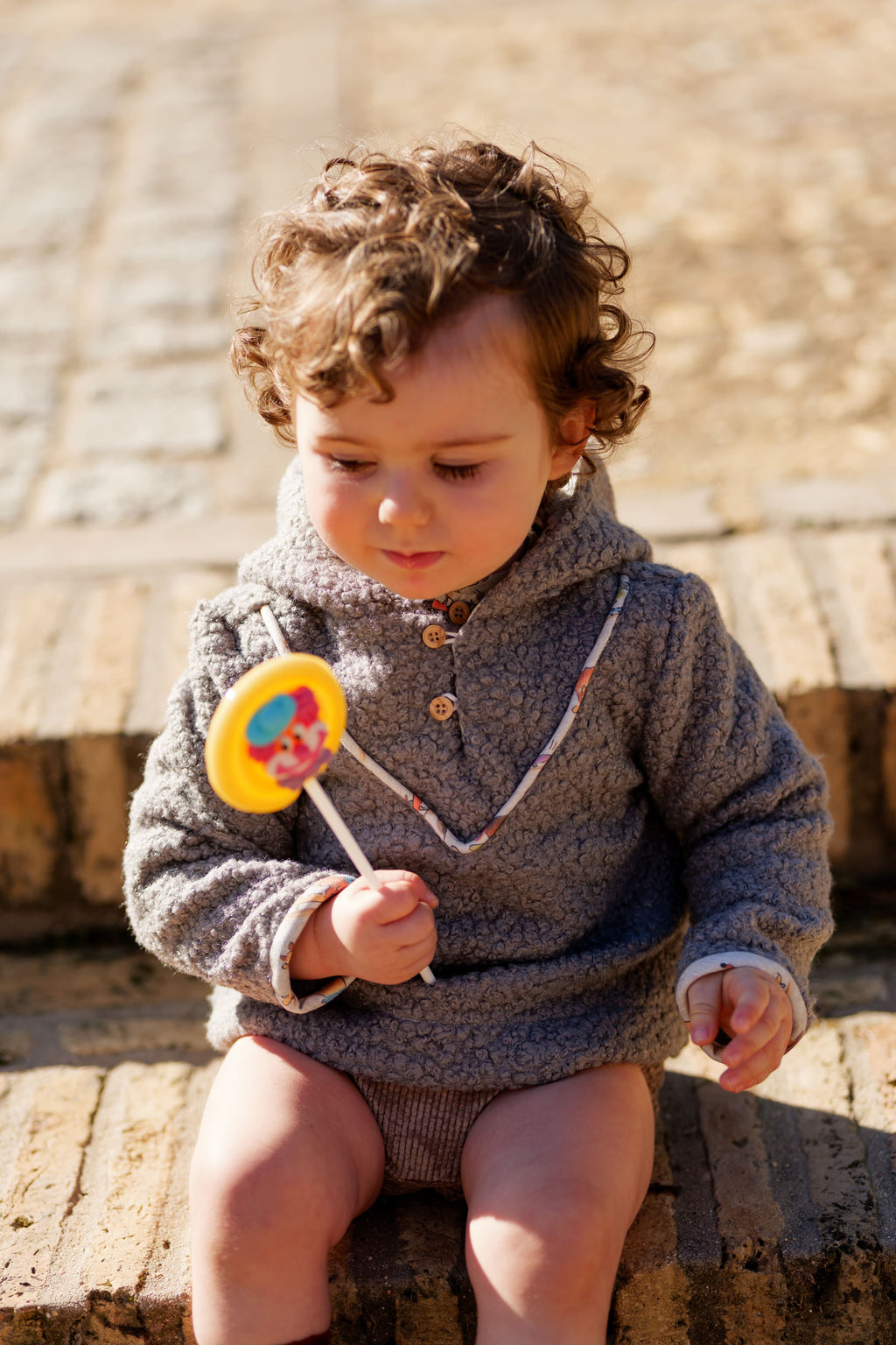 Chaqueta de bebé borreguito gris con capucha | Cocote x Charanga