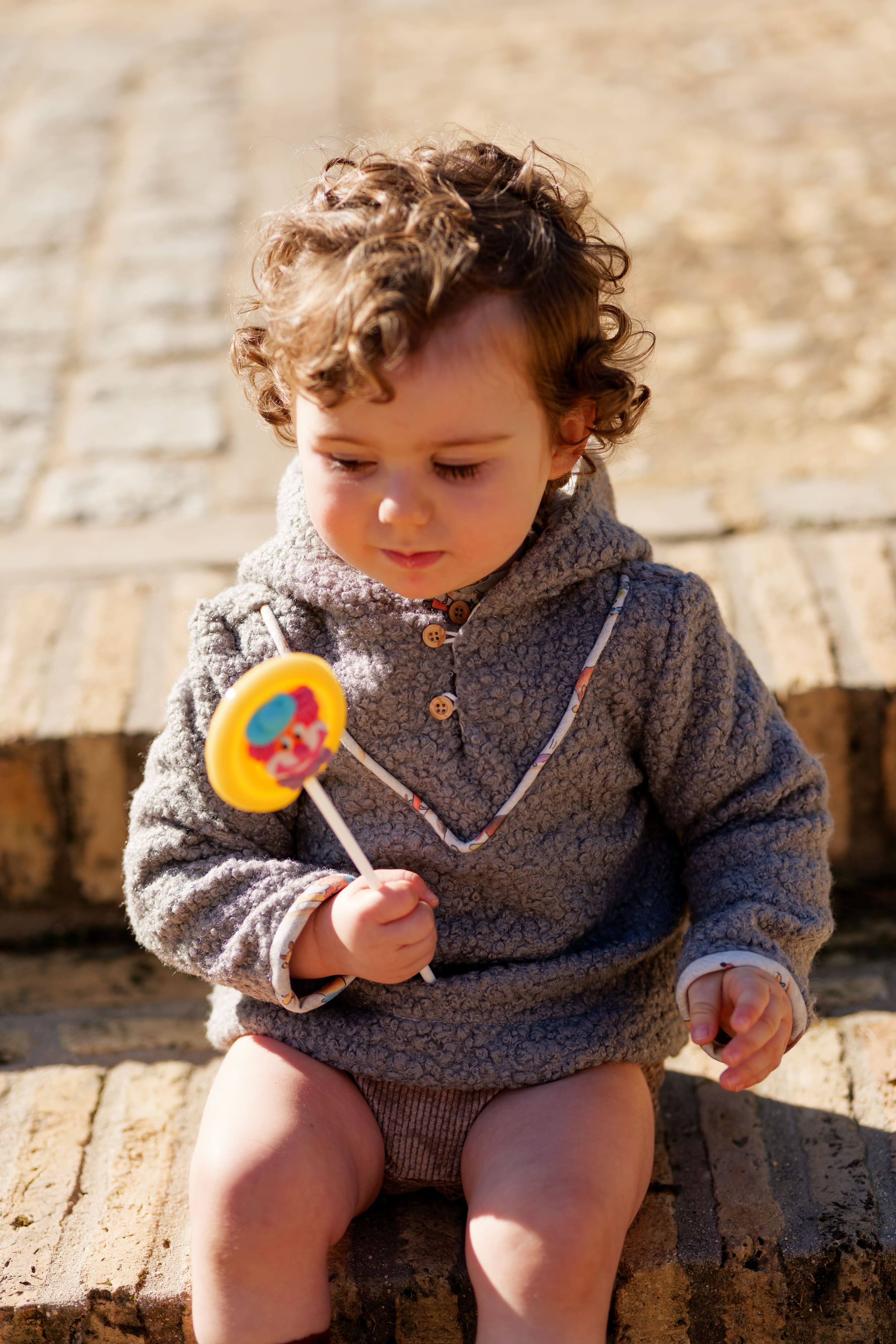 Chaqueta de bebé borreguito gris con capucha | Cocote x Charanga
