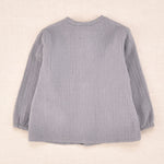 Blusa de bebé unisex gris con textura plumeti y botones delanteros de madera | Cocote x Charanga