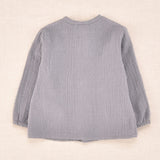 Blusa de bebé unisex gris con textura plumeti y botones delanteros de madera | Cocote x Charanga