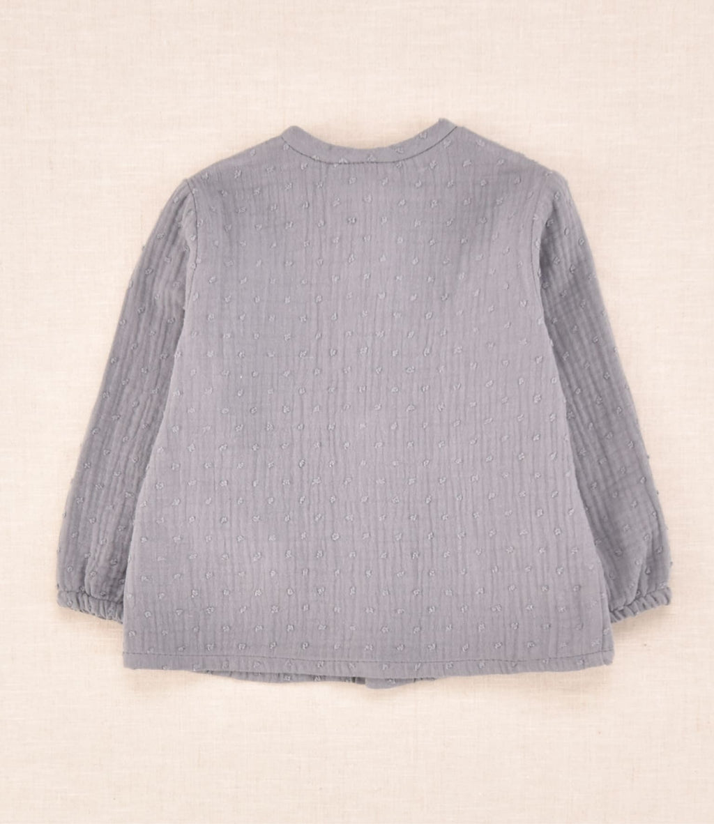 Blusa de bebé unisex gris con textura plumeti y botones delanteros de madera | Cocote x Charanga