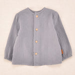 Blusa de bebé unisex gris con textura plumeti y botones delanteros de madera | Cocote x Charanga