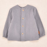 Blusa de bebé unisex gris con textura plumeti y botones delanteros de madera | Cocote x Charanga