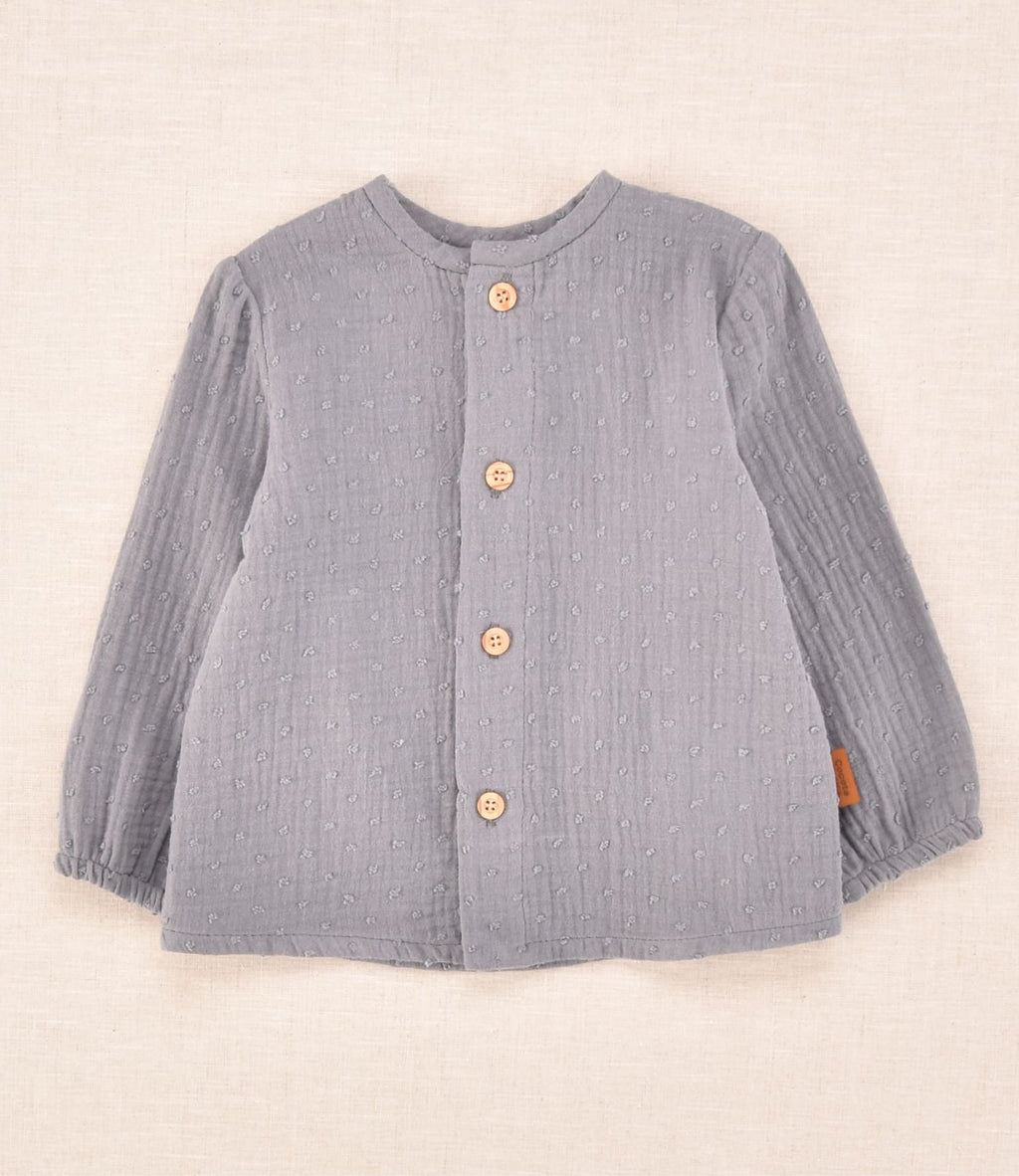 Blusa de bebé unisex gris con textura plumeti y botones delanteros de madera | Cocote x Charanga