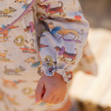 Vestido bebé beige estampado perritos con cuello volante | Colección Cocote x Charanga
