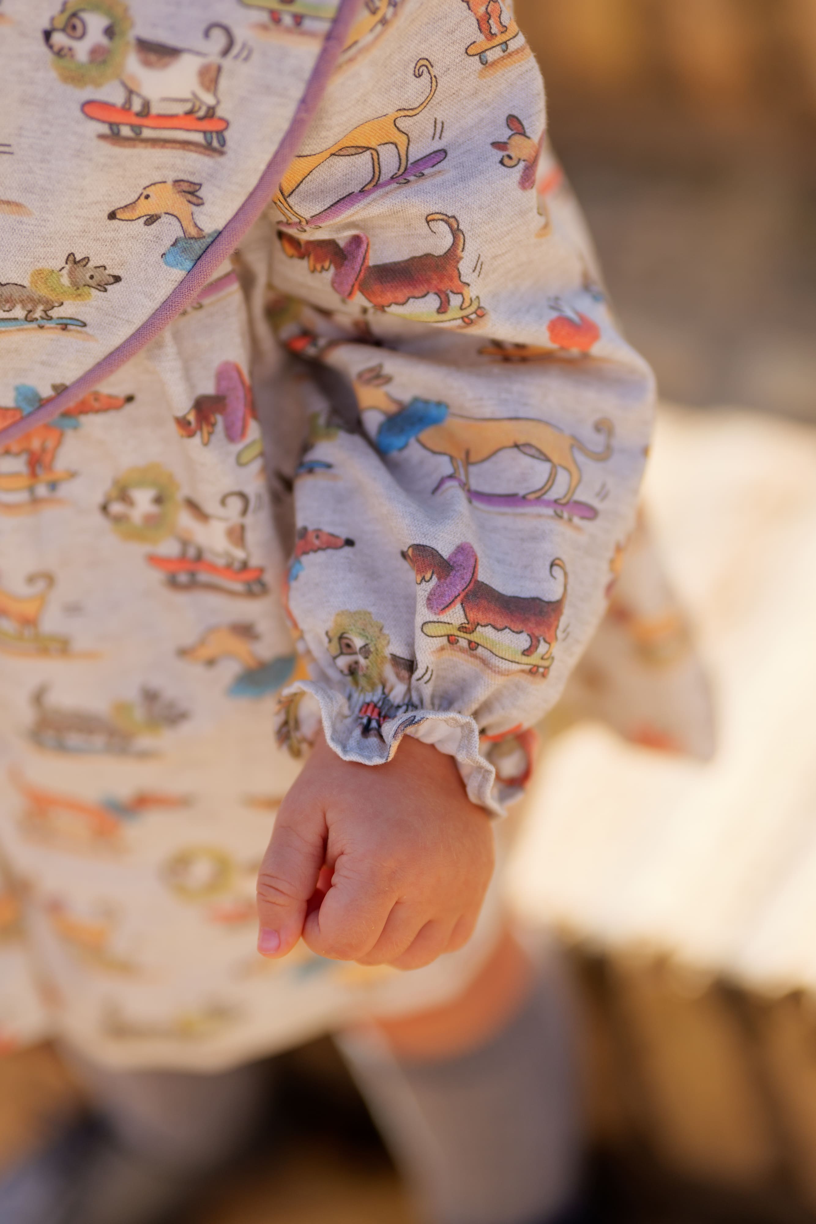 Vestido bebé beige estampado perritos con cuello volante | Colección Cocote x Charanga