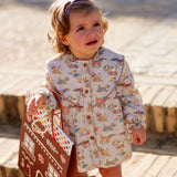 Vestido bebé beige estampado perritos con cuello volante | Colección Cocote x Charanga