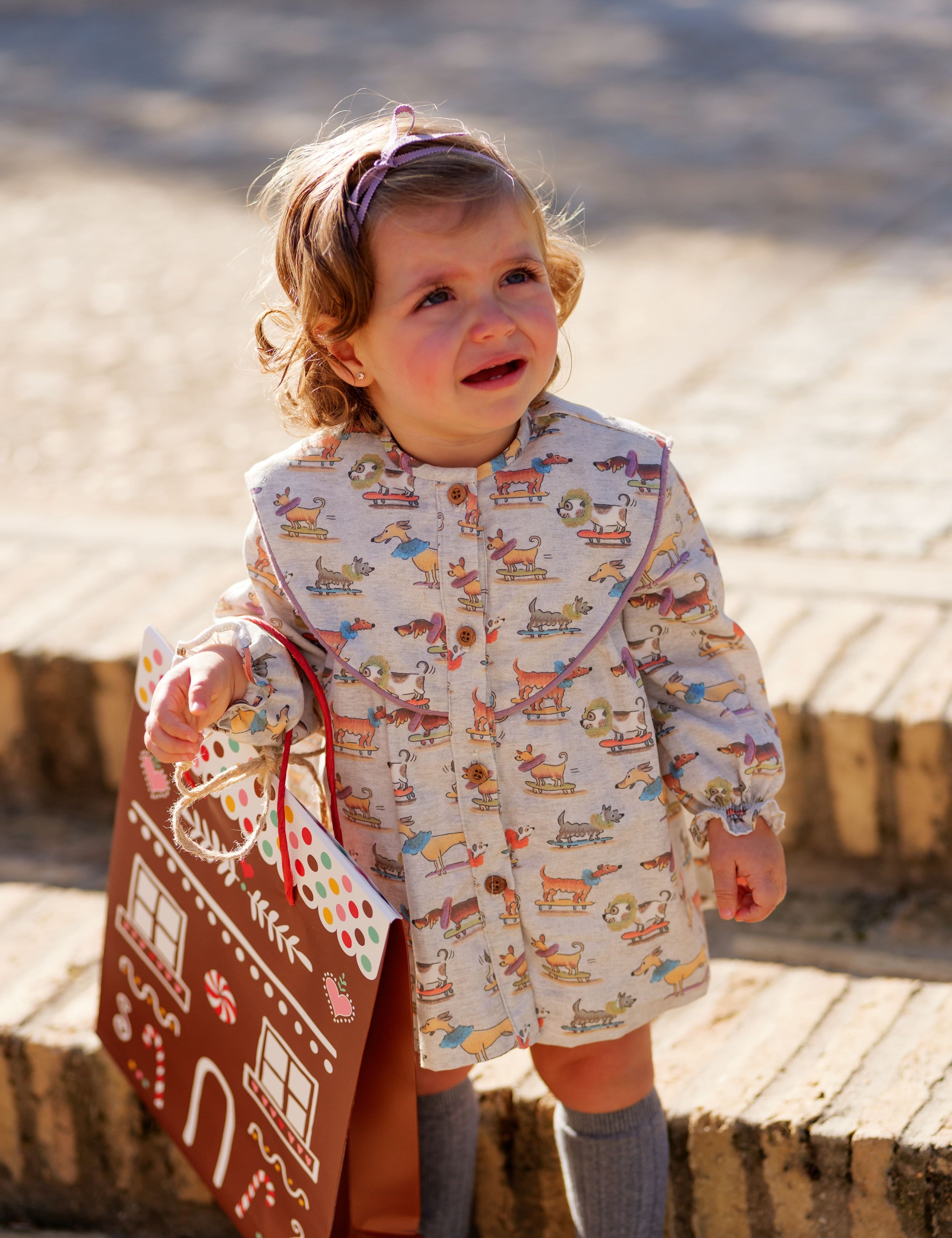 Vestido bebé beige estampado perritos con cuello volante | Colección Cocote x Charanga