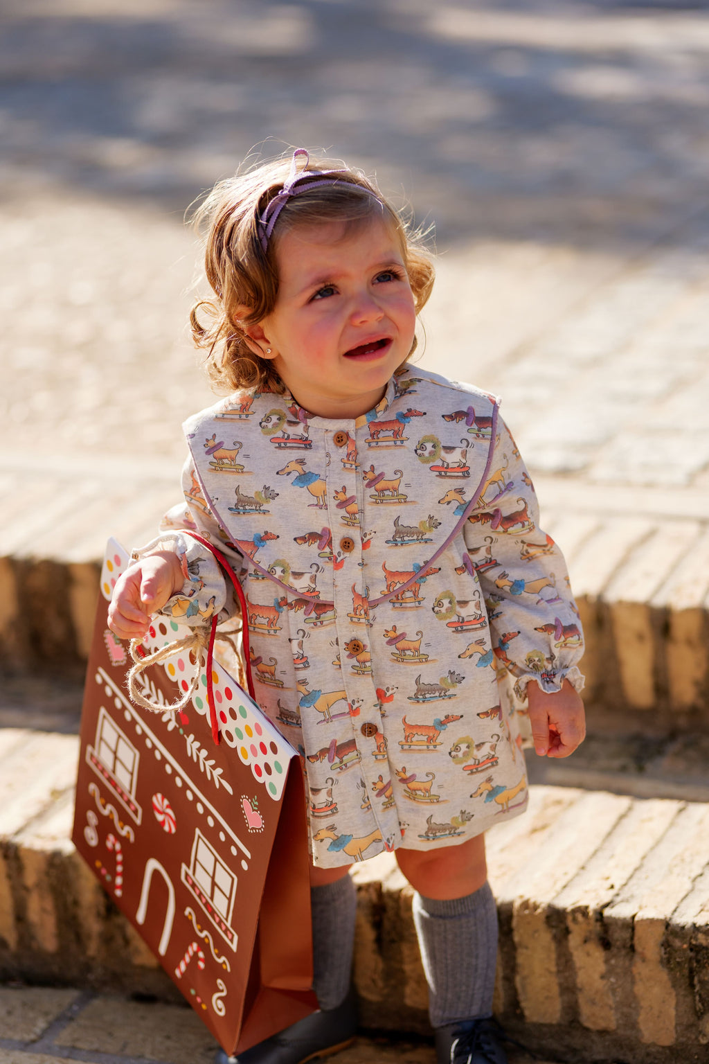 Vestido bebé beige estampado perritos con cuello volante | Colección Cocote x Charanga