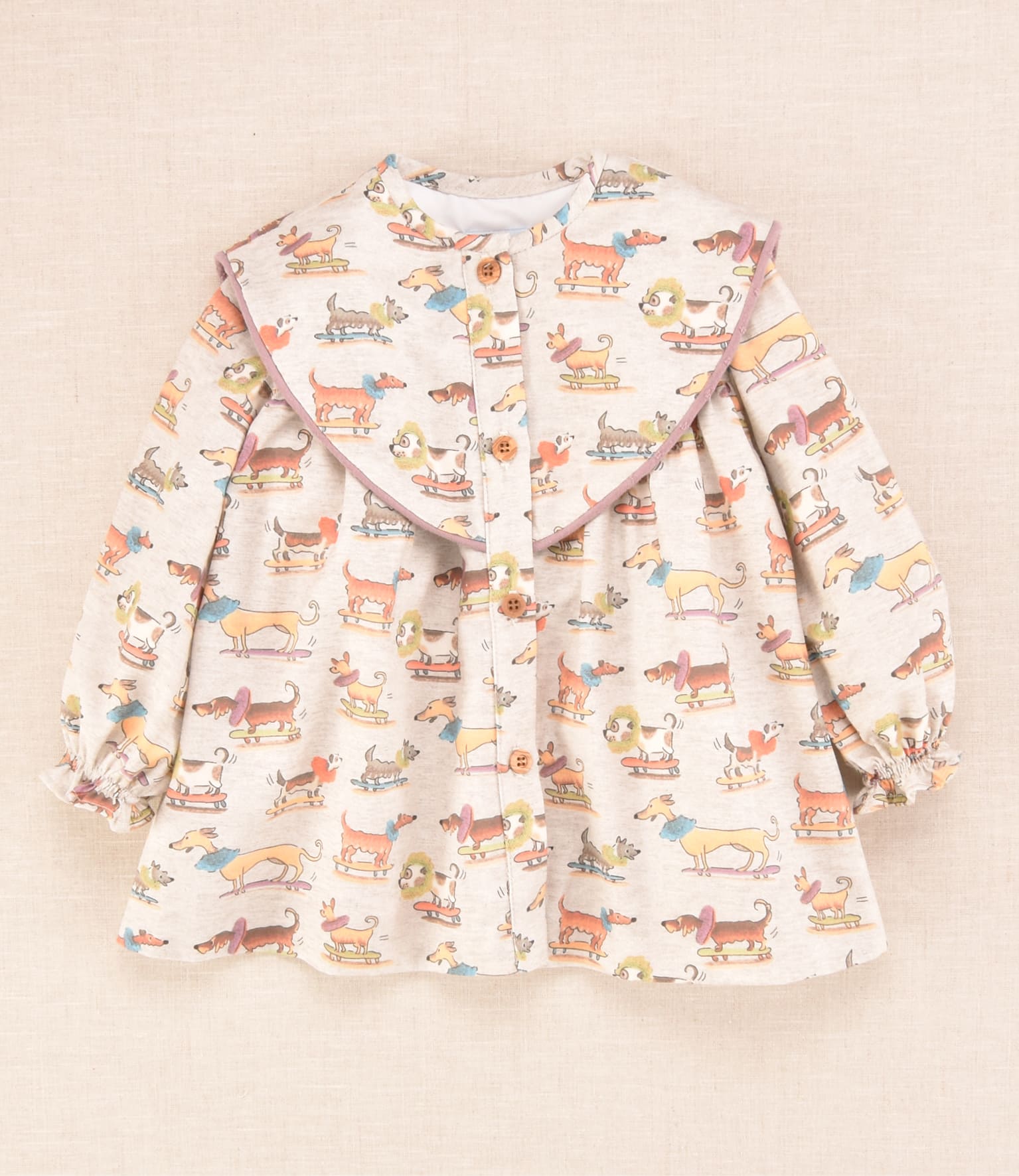 Vestido bebé beige estampado perritos con cuello volante | Colección Cocote x Charanga
