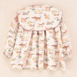 Vestido bebé beige estampado perritos con cuello volante | Colección Cocote x Charanga