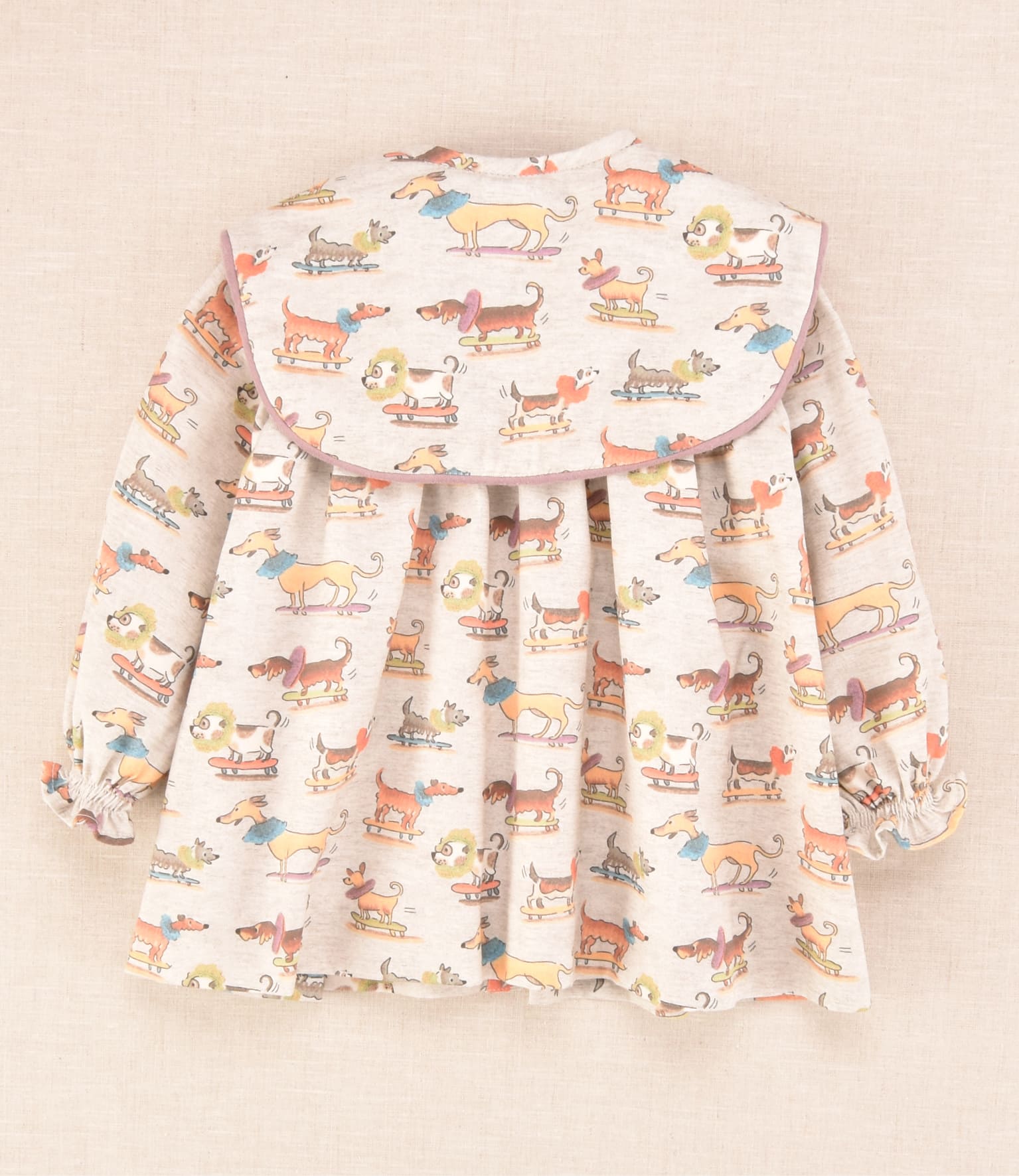 Vestido bebé beige estampado perritos con cuello volante | Colección Cocote x Charanga