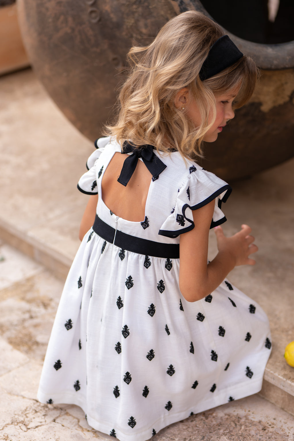 Vestido niña bordado negro con lazo | Cocote by Charanga