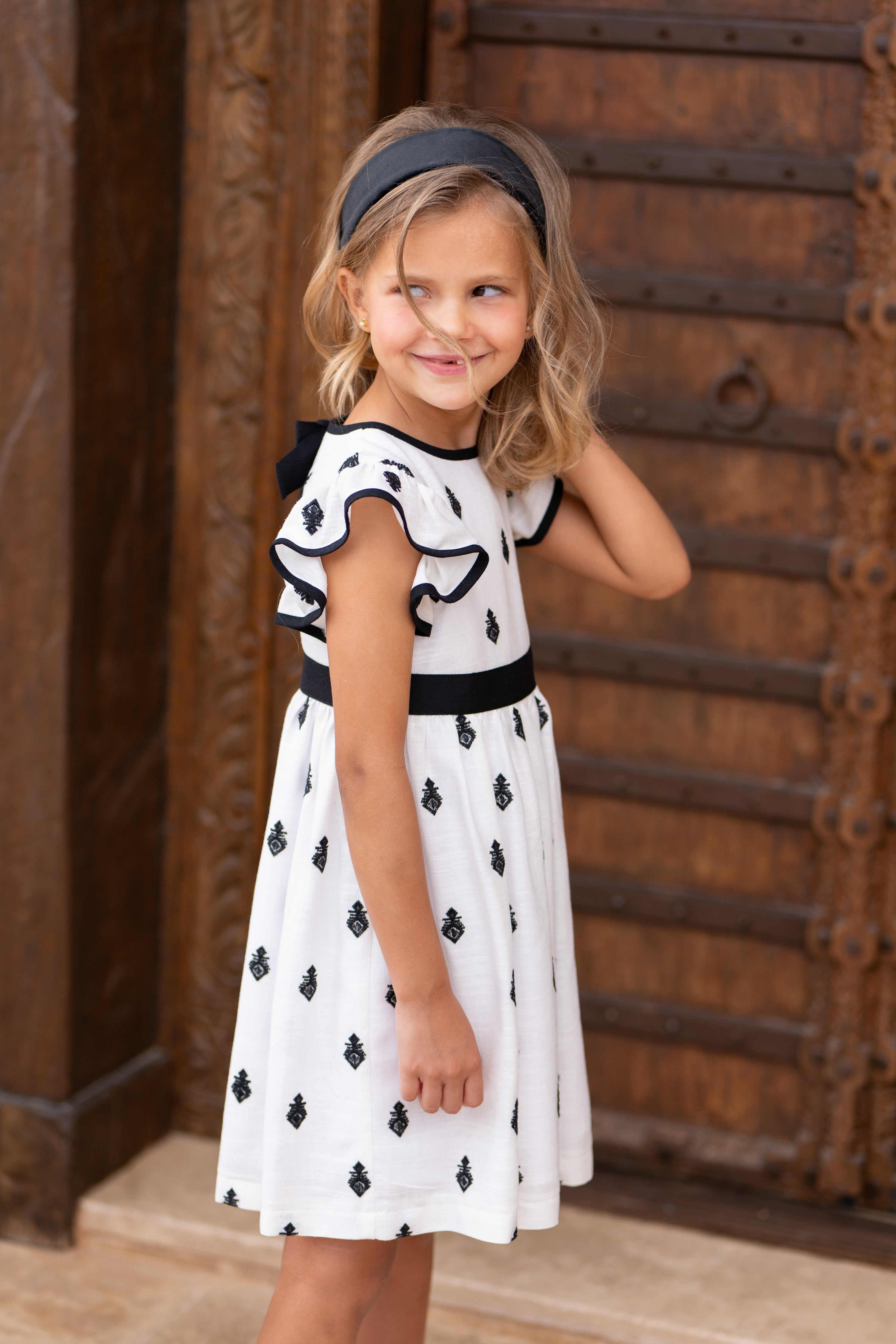 Vestido niña bordado negro con lazo | Cocote by Charanga