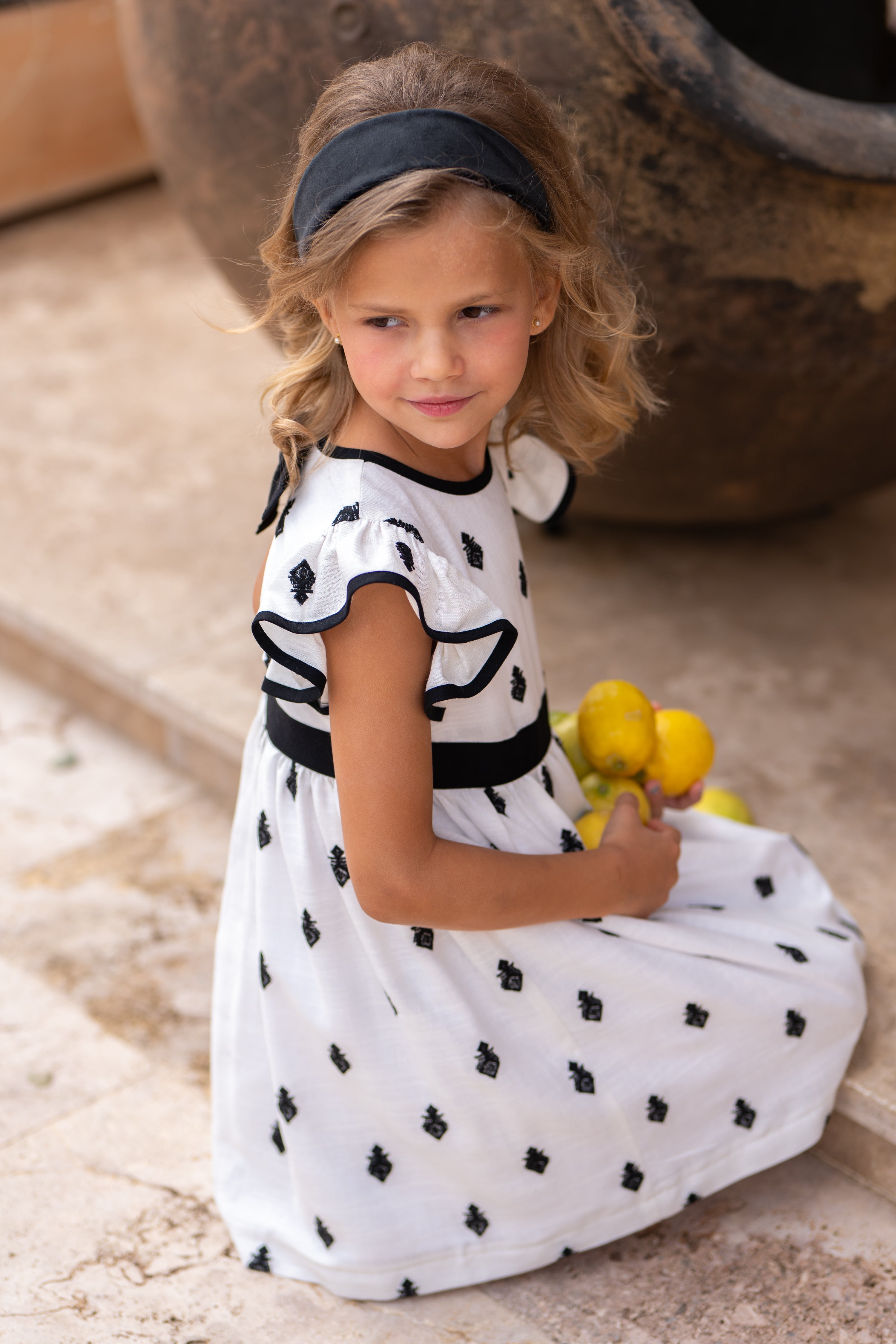 Vestido niña bordado negro con lazo | Cocote by Charanga