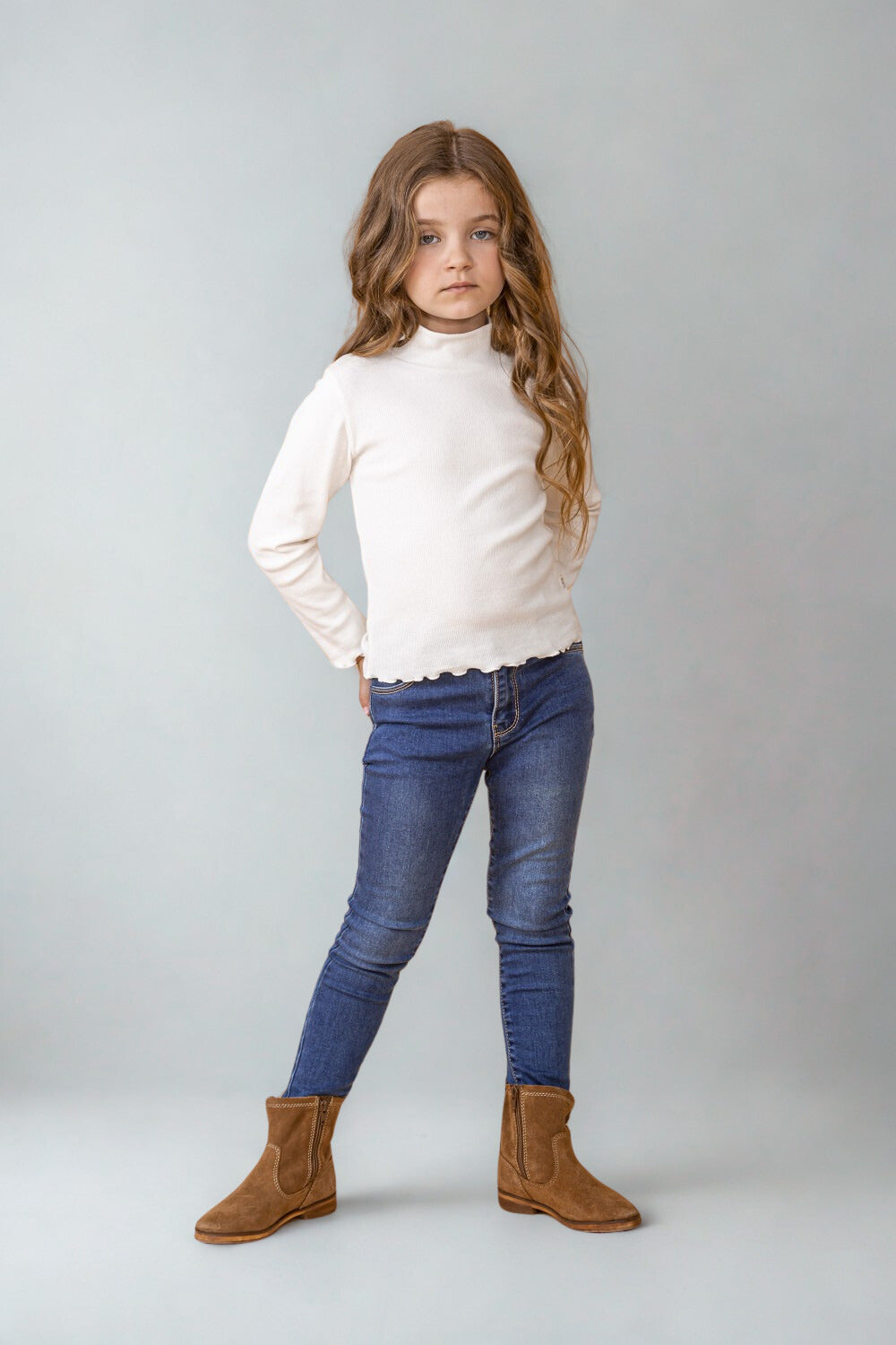 camiseta de niña color crudo de manga larga