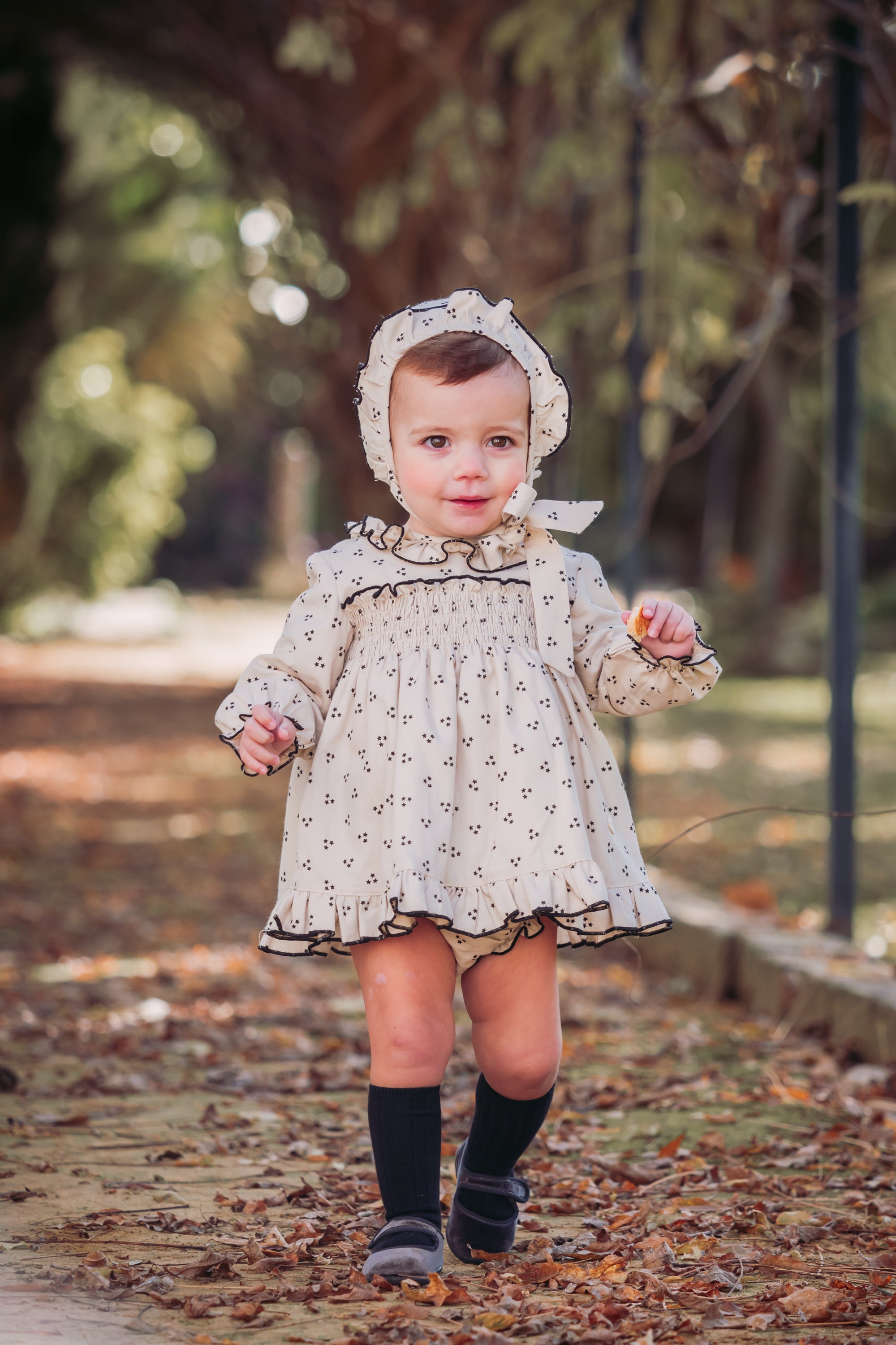 Conjunto vestido, braguita y capota de bebé Beige Estrellitas Cocote & Charanga