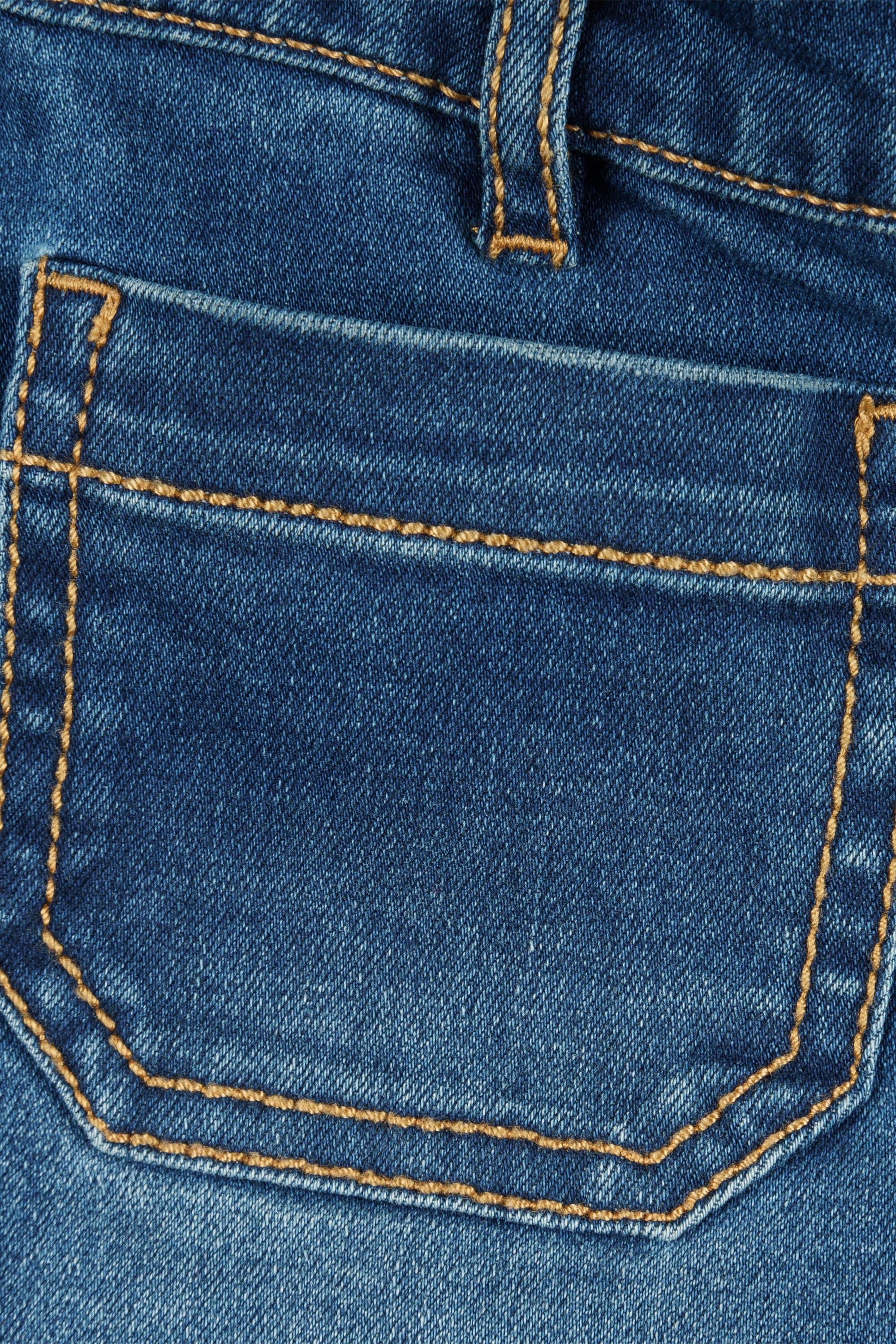 detalle tejido denim en pantalón vaquero niña