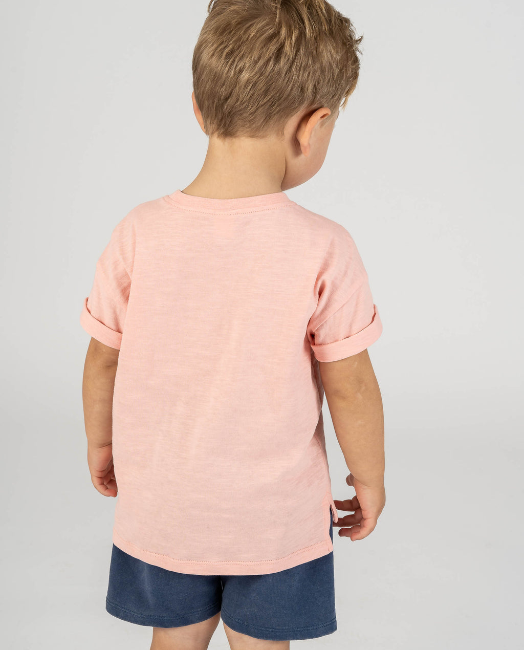 Bermuda infantil azul con parches tropicales