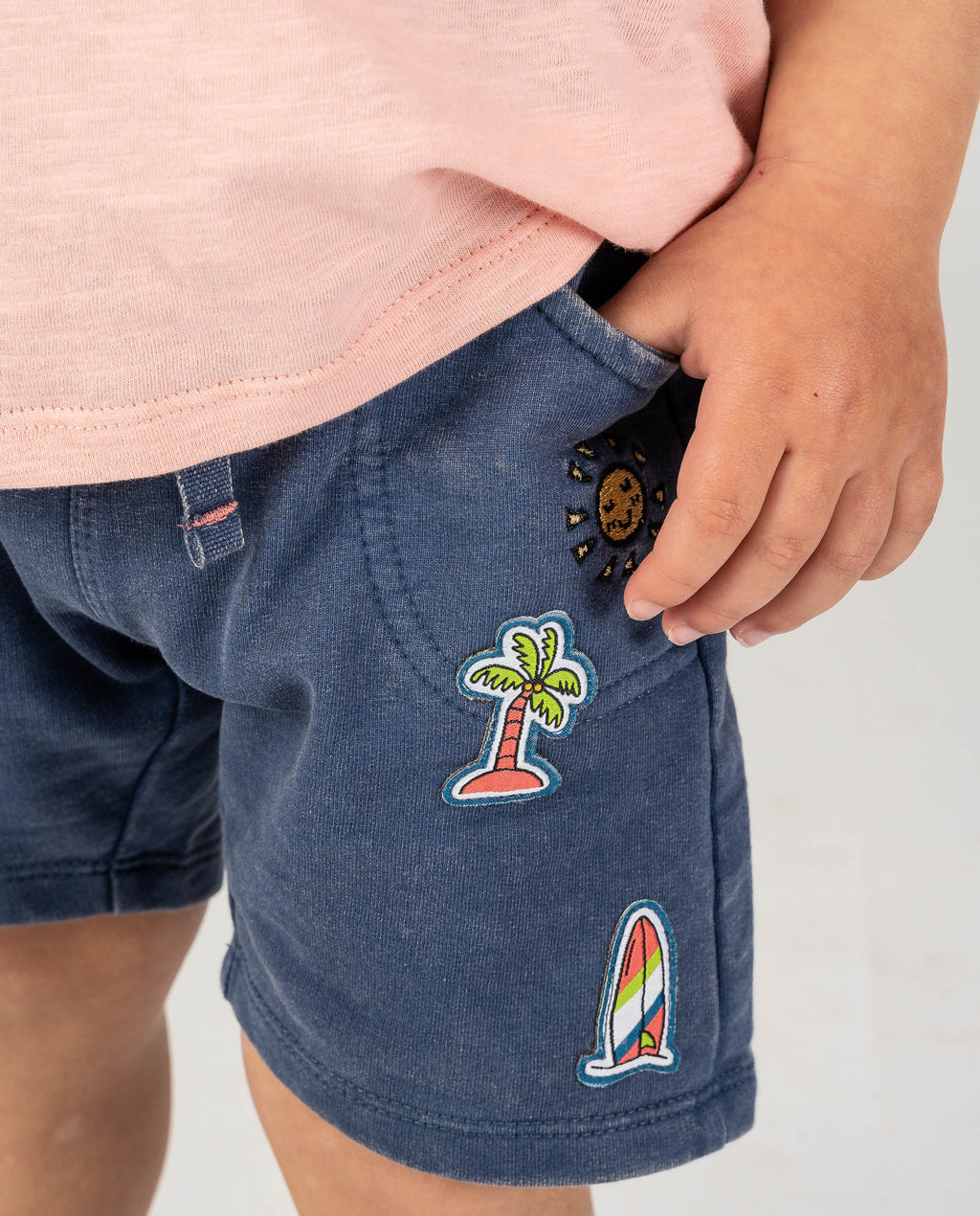 Bermuda infantil azul con parches tropicales