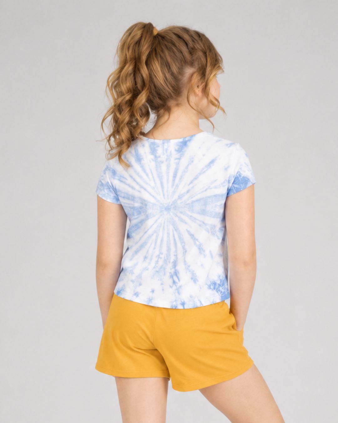 Conjunto de niña tie dye azul con short mostaza