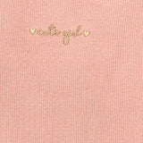 detalle tejido y bordado en camiseta rosa niña