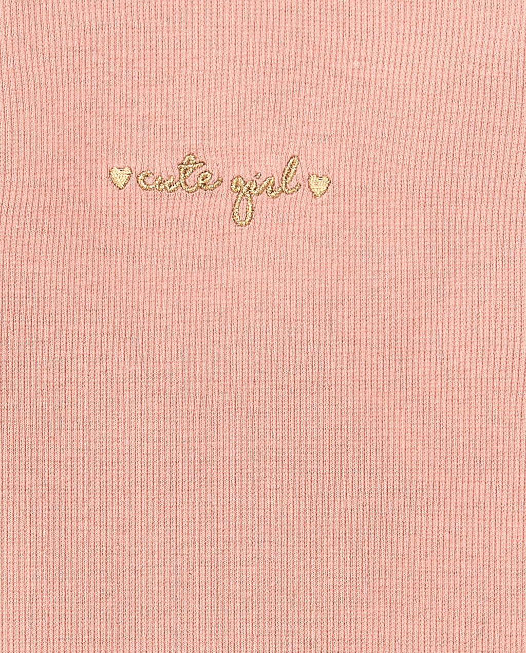 detalle tejido y bordado en camiseta rosa niña