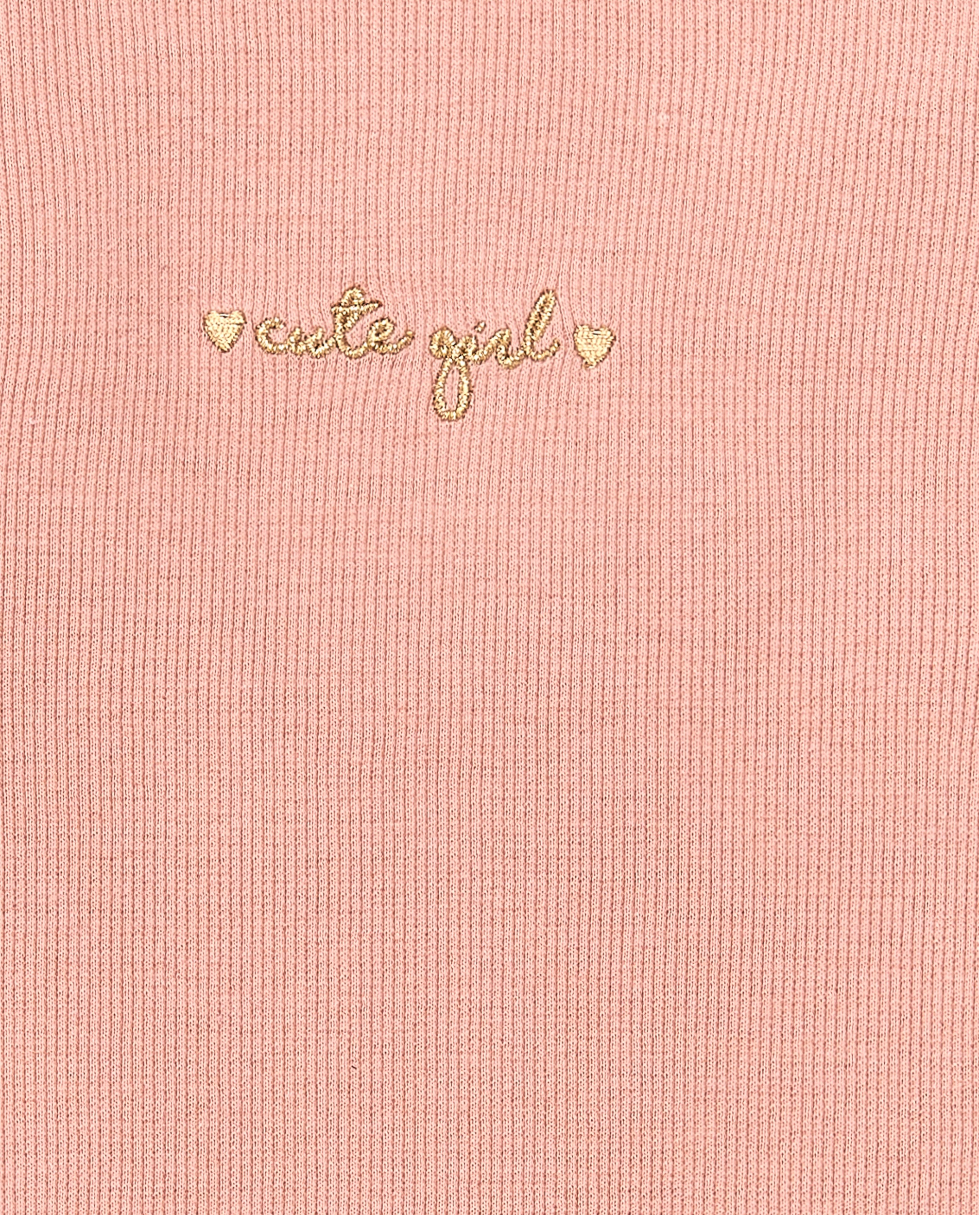 detalle tejido y bordado en camiseta rosa niña