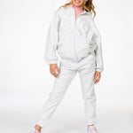 look de niña con pantalón chándal gris vigoré