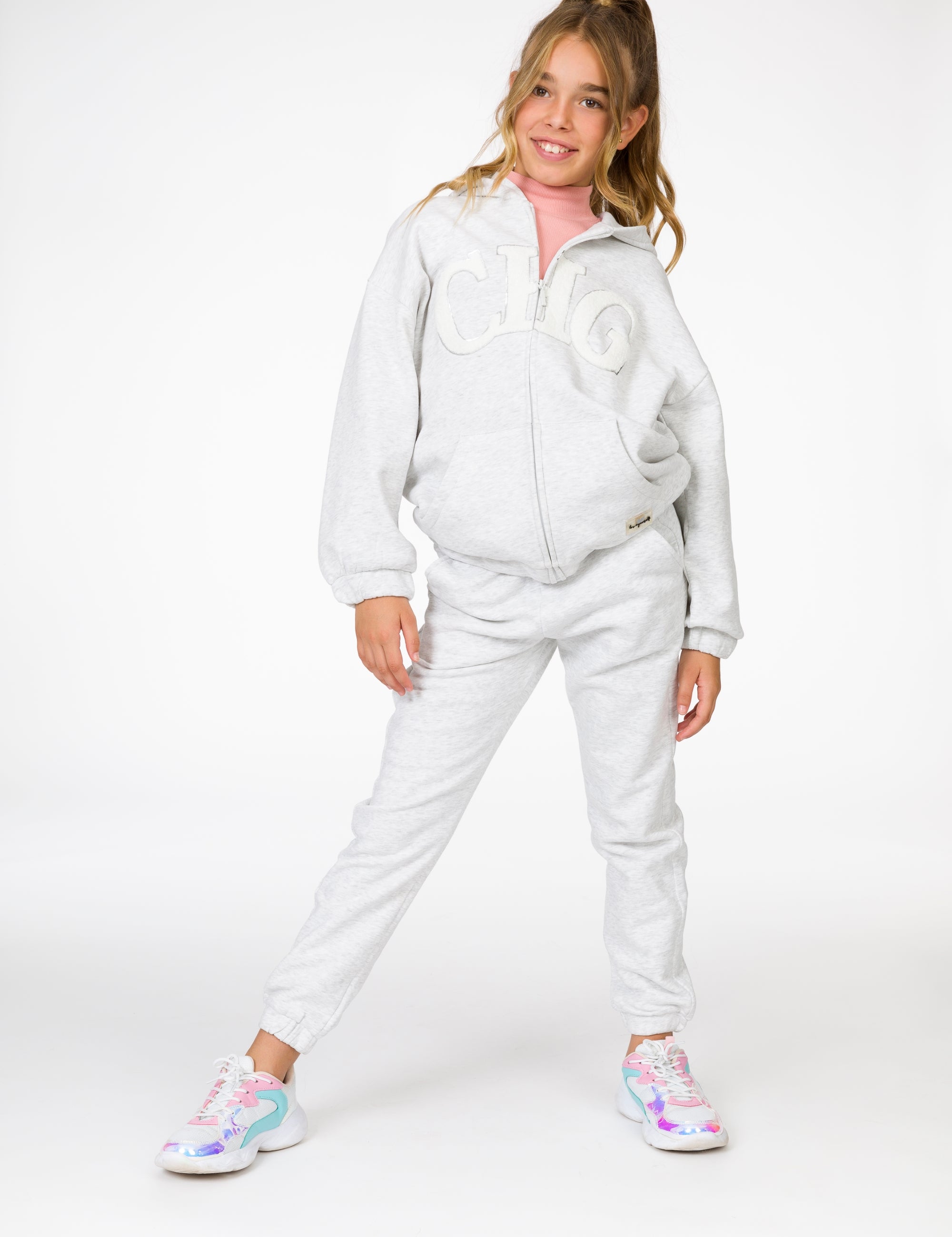 look de niña con pantalón chándal gris vigoré
