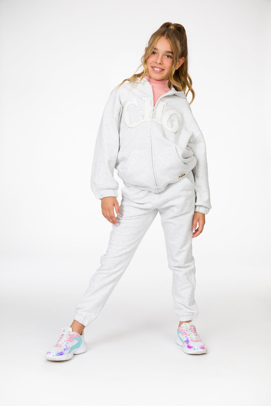look de niña con pantalón chándal gris vigoré