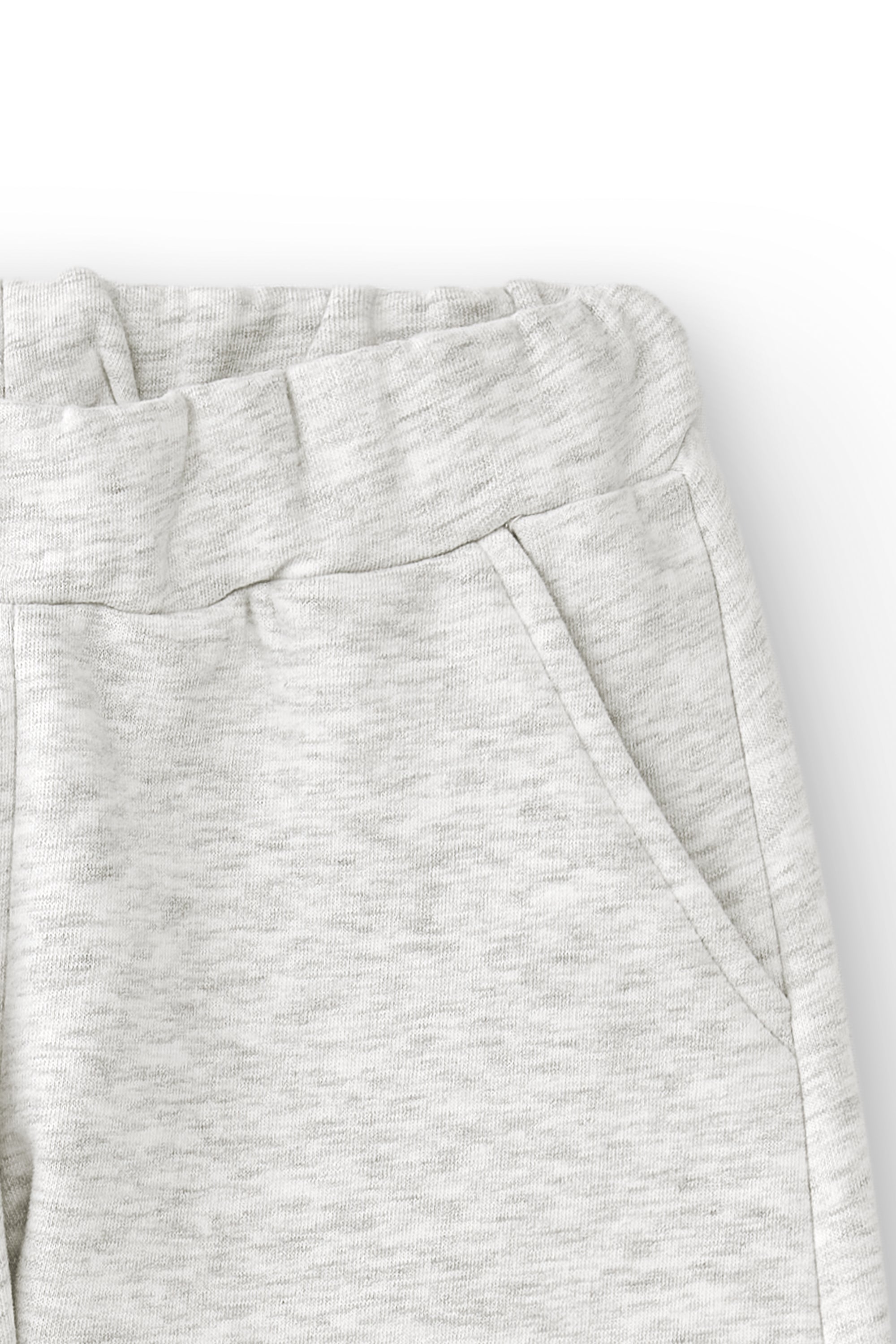 detalle felpa pantalón chándal gris niña