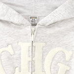 detalle cremallera y tejido de felpa en sudadera gris
