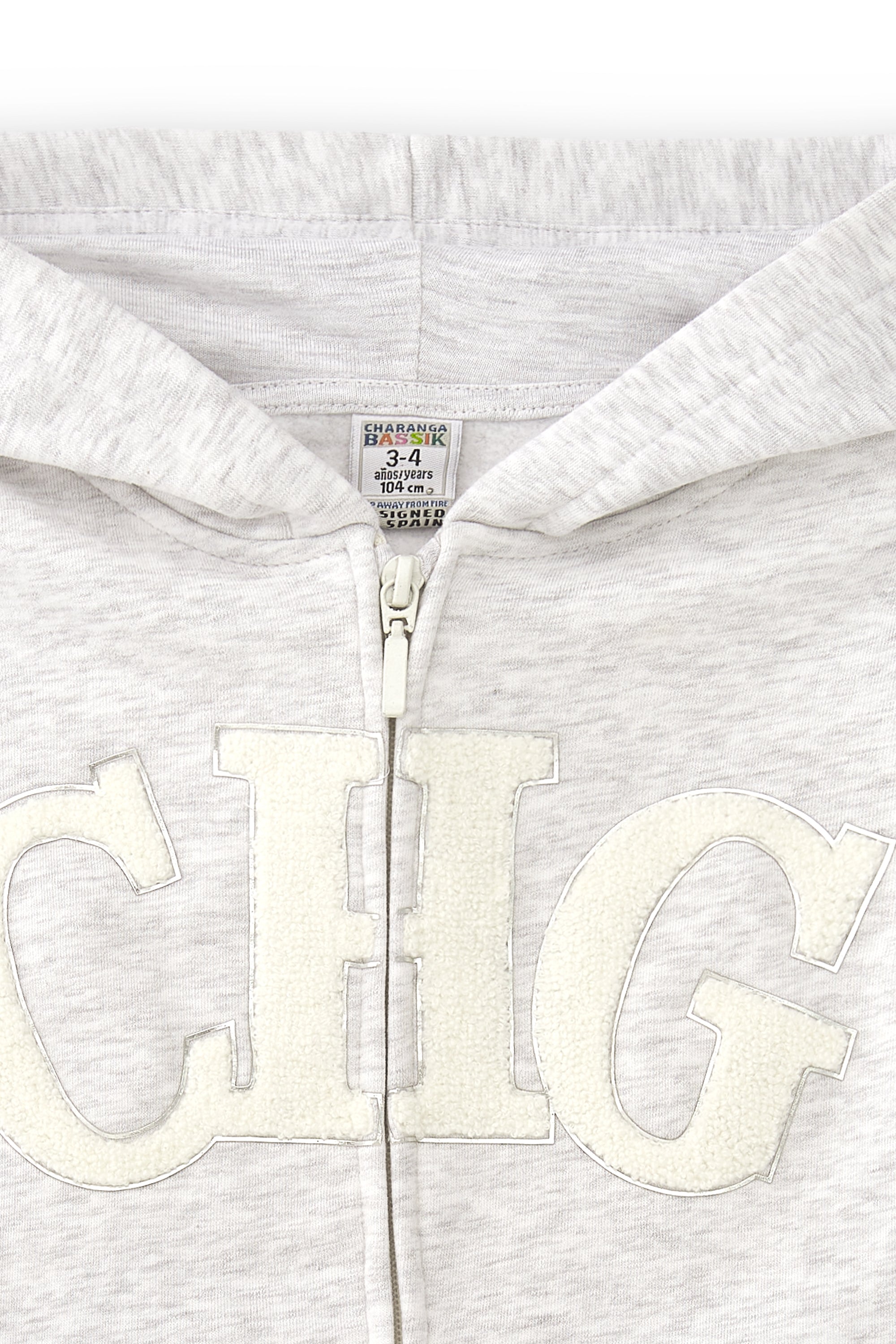 detalle cremallera y tejido de felpa en sudadera gris