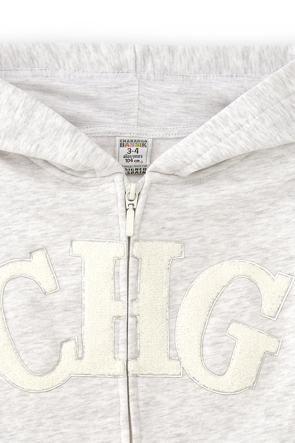 detalle cremallera y tejido de felpa en sudadera gris