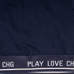 detalle tejido elástico en top azul deportivo niña